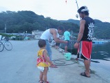 皆の魚釣りを見学中。
