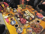 色とりどりの焼き網の上