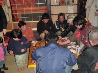 囲炉裏の周りぎゅう詰め