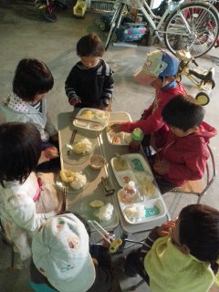 お昼に野草の天ぷら頂きます。