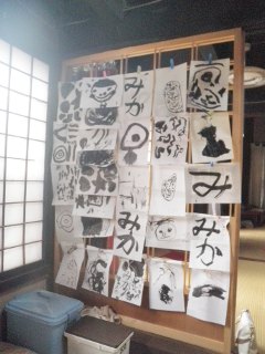 障子枠に貼り付けます。