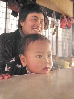 昼下がり、こたつでボーっとテレビをみる二人。（う）は遊び回っている。