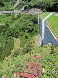 手前のラックのレールは谷をつたって下まで伸びています