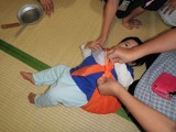 風呂敷で、一升餅がくくりつけられています。