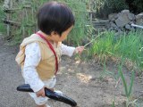 右手になす、左手にアスパラ。