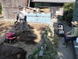 広いですので、耕耘機で。