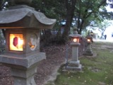 夜明けごろ、神社で。