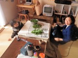 大量のミント葉を茎からとってくれたSちゃんと近所のAちゃん。さらに翌日は、ミントペーストも作りました