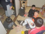 交代で抱っこ。抱かせるお母さんも、度胸があります。