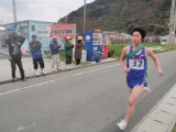 道路脇から声援を送ります