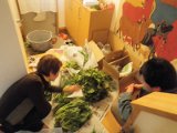 山盛りの野菜を前に献立を考える。