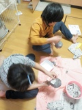 床に座り込んで製作中。