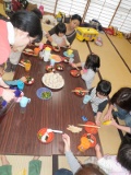 皆でがやがやお昼中。こらっ、そこちゃんと座ってーー！！