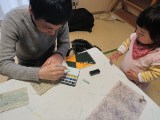 「かめ」のHさんのスケッチ色付けを見学しているところ。