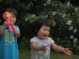 公園でシャボン玉。従姉妹のHちゃんと大はしゃぎ。