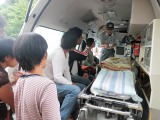 救急車の中を見学中。