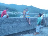 トニーが塀の上にあげてくれた。