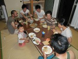 皆そろって夕食タイム。
