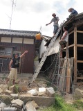 下からからの籠を屋根の上に投げ渡します。