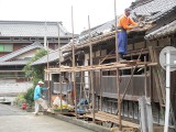 瓦職人さんたちの足場は竹組みです。