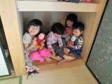 押入れに入ってごそごそと遊ぶ子どもたち。