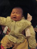 （す）にお守りをつけて記念撮影。