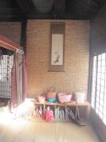 （う）誕生祝にいただいた梅の軸も飾りました。