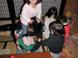 （ゆ）に群がる子どもたち。