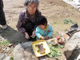 二人は料理中。