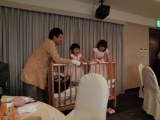 （す）用のベビーベッドは（う）たちの遊び場に。