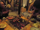 子どもも大人も囲炉裏を囲んで。