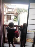窓辺のＮの息子Ｍと（う）。