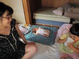 （う）も、足をツンツンと触ってみる。
