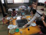 皆で囲炉裏テーブル囲んで朝食を。