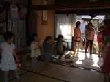 小学生も、子どもらを見ながら踊ってくれました。
