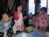 結局手から直接食べました。