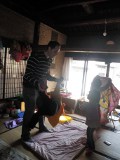 お父さんのBは子どもと遊ぶのに大忙し。