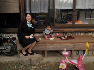 制服姿も似合ってます。