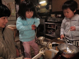ミンサーでつぶします。