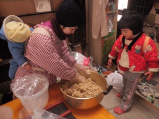 塩と麹とよく混ぜます。