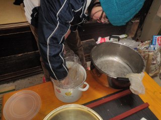 味噌玉つくって、空気を抜きながら詰め込みます。
