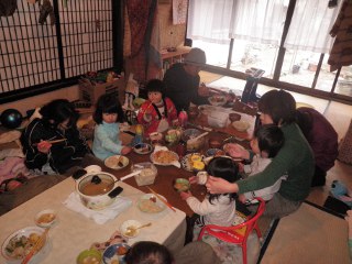 最後は皆でもちよりランチ。