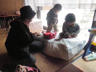 窓際の明るいところが、今日の遊び場。