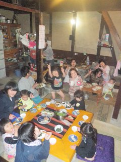 子どもも大人もわんさか。食堂の様です。