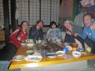 夜は囲炉裏でBBQ。かつてなく、女子が多い！
