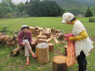 丸太も転がっていて、椅子代わり。