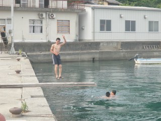 板を持って来て、飛び込み台に。