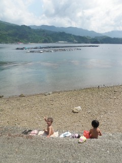泳ぎ疲れて一休憩。
