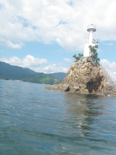 「あっ真珠灯台！」（う）の発言。『ぐりとぐらの海水浴』より。