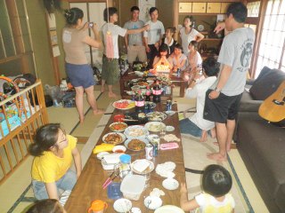 誕生日ケーキを前にして。